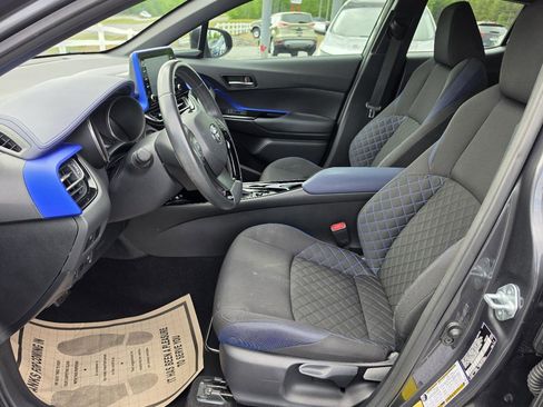Used 2021 Toyota C-HR XLE FWD image 3