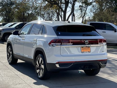 Used 2024 Volkswagen Atlas Cross Sport SE image 4