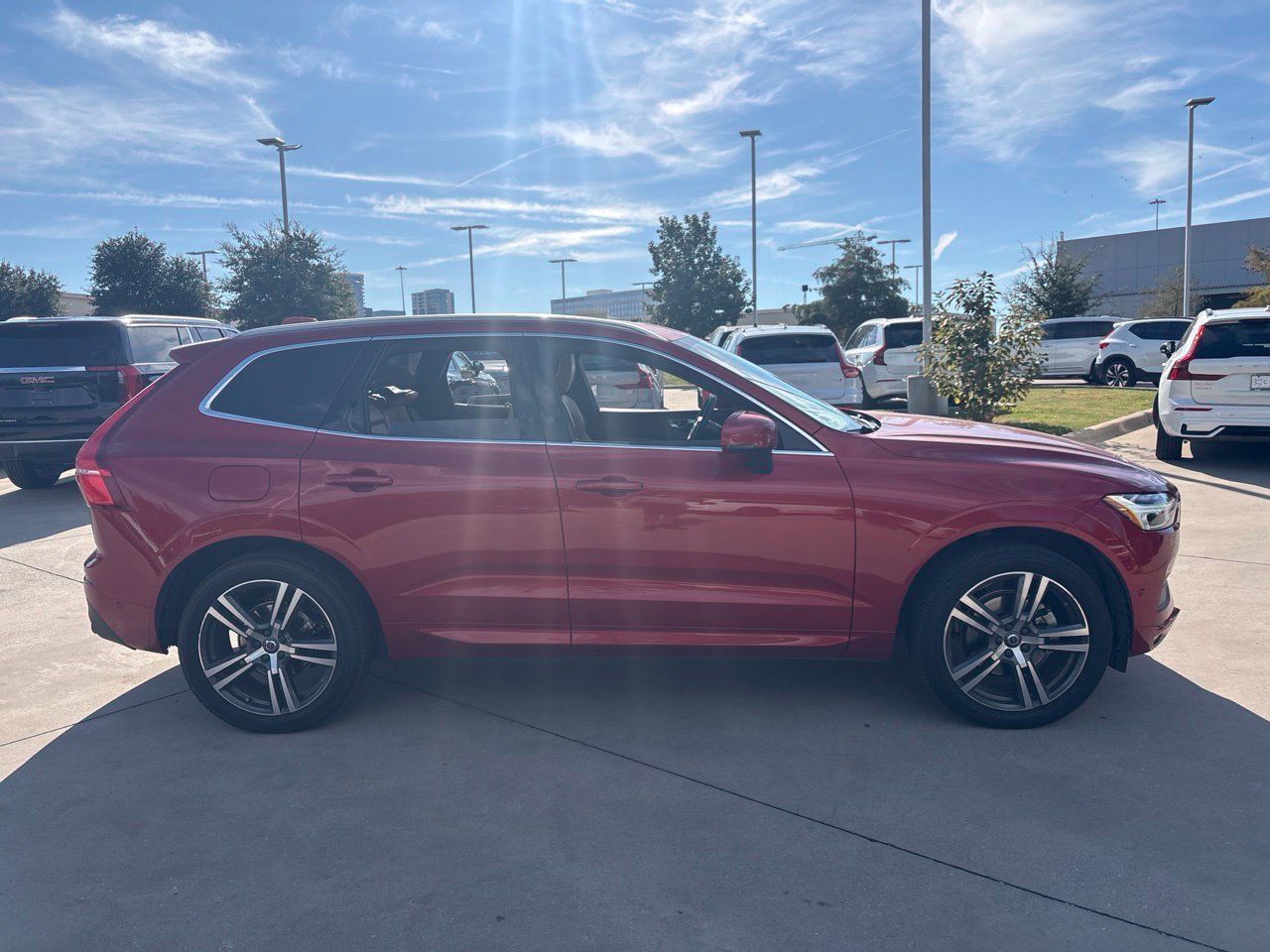 Used 2019 Volvo XC60 T5 Momentum w/ Multimedia Package FWD image 4