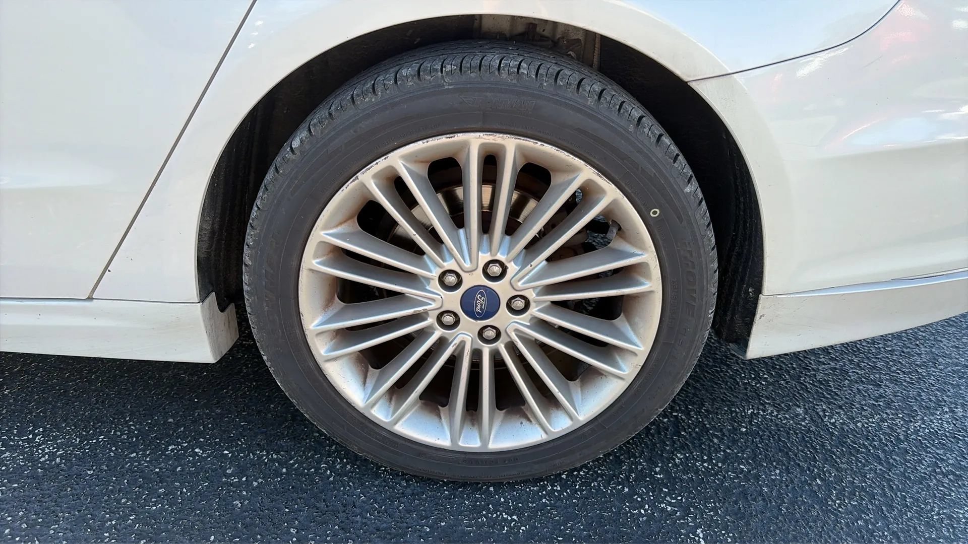 Used 2015 Ford Fusion SE w/ Equipment Group 202A FWD image 19