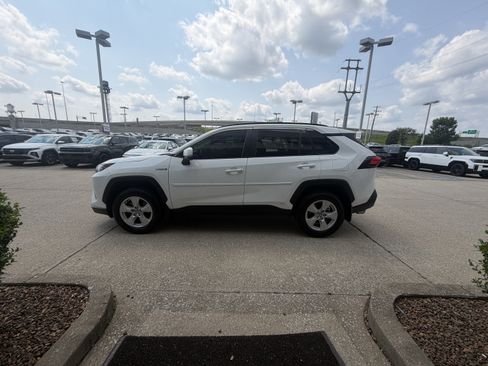 Used 2021 Toyota RAV4 LE AWD/4WD image 15