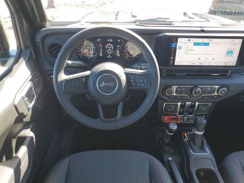 Used 2025 Jeep Wrangler Unlimited Rubicon w/ Convenience Group AWD/4WD image 14