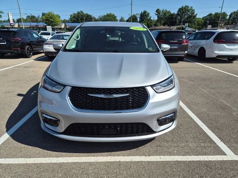 Used 2023 Chrysler Pacifica Touring-L FWD image 2