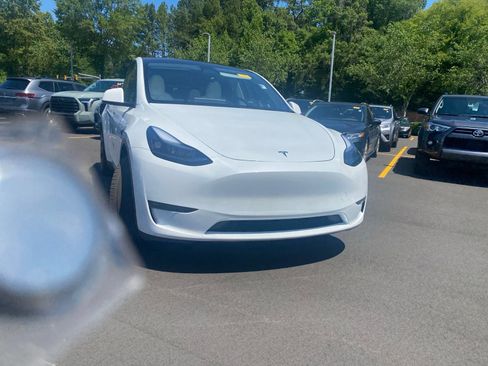 Used 2024 Tesla Model Y Long Range AWD/4WD image 35