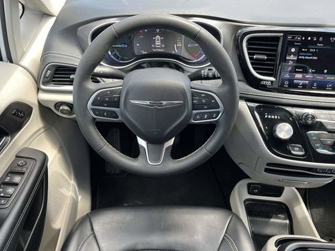 Used 2023 Chrysler Pacifica Touring-L FWD image 17