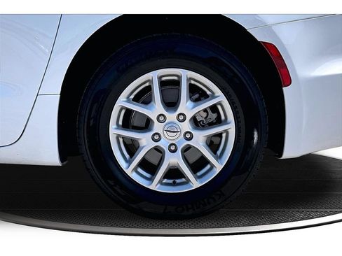 Certified 2024 Chrysler Pacifica Touring-L FWD image 40