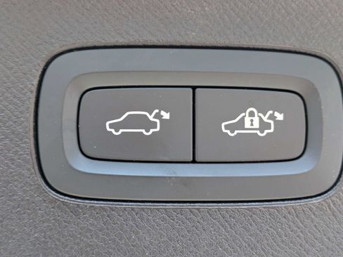 Certified 2025 Volvo XC90 B5 Core AWD/4WD image 13