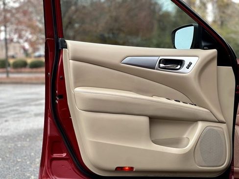 Used 2018 Nissan Pathfinder SL image 11