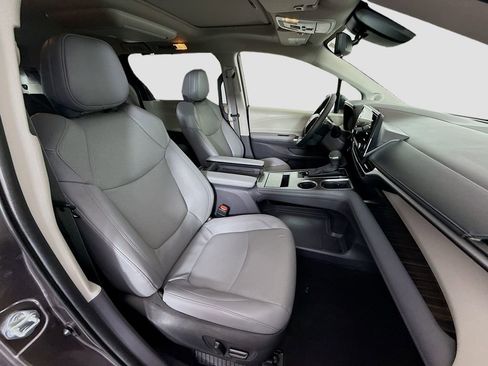 Used 2024 Toyota Sienna Limited FWD image 33