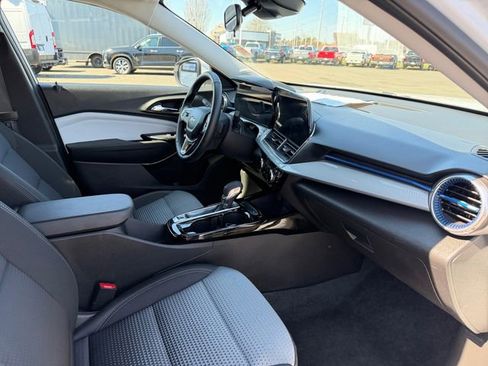 Used 2025 Chevrolet Trax LT w/ LT Convenience Package image 32