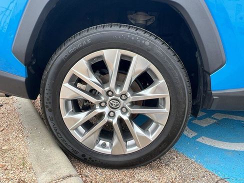 Used 2020 Toyota RAV4 XLE Premium image 7