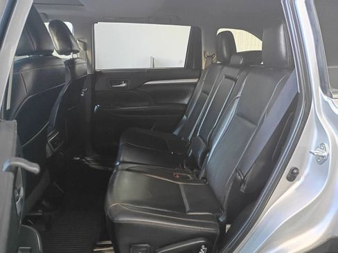 Used 2019 Toyota Highlander XLE image 18