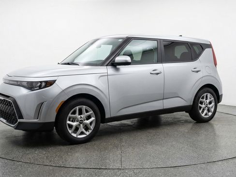 Used 2025 Kia Soul LX w/ LX Technology Package FWD image 3