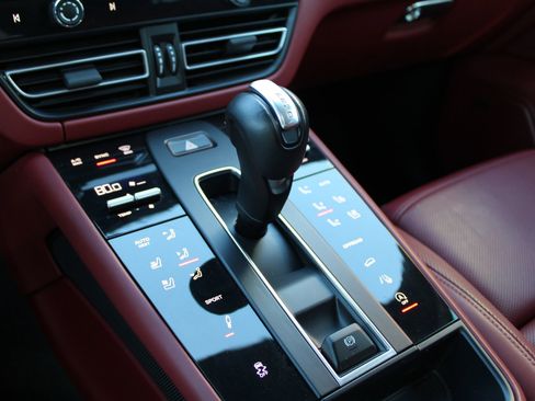 Certified 2024 Porsche Macan S image 21