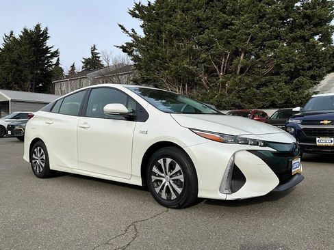 Used 2018 Toyota Prius Prime Plus image 2