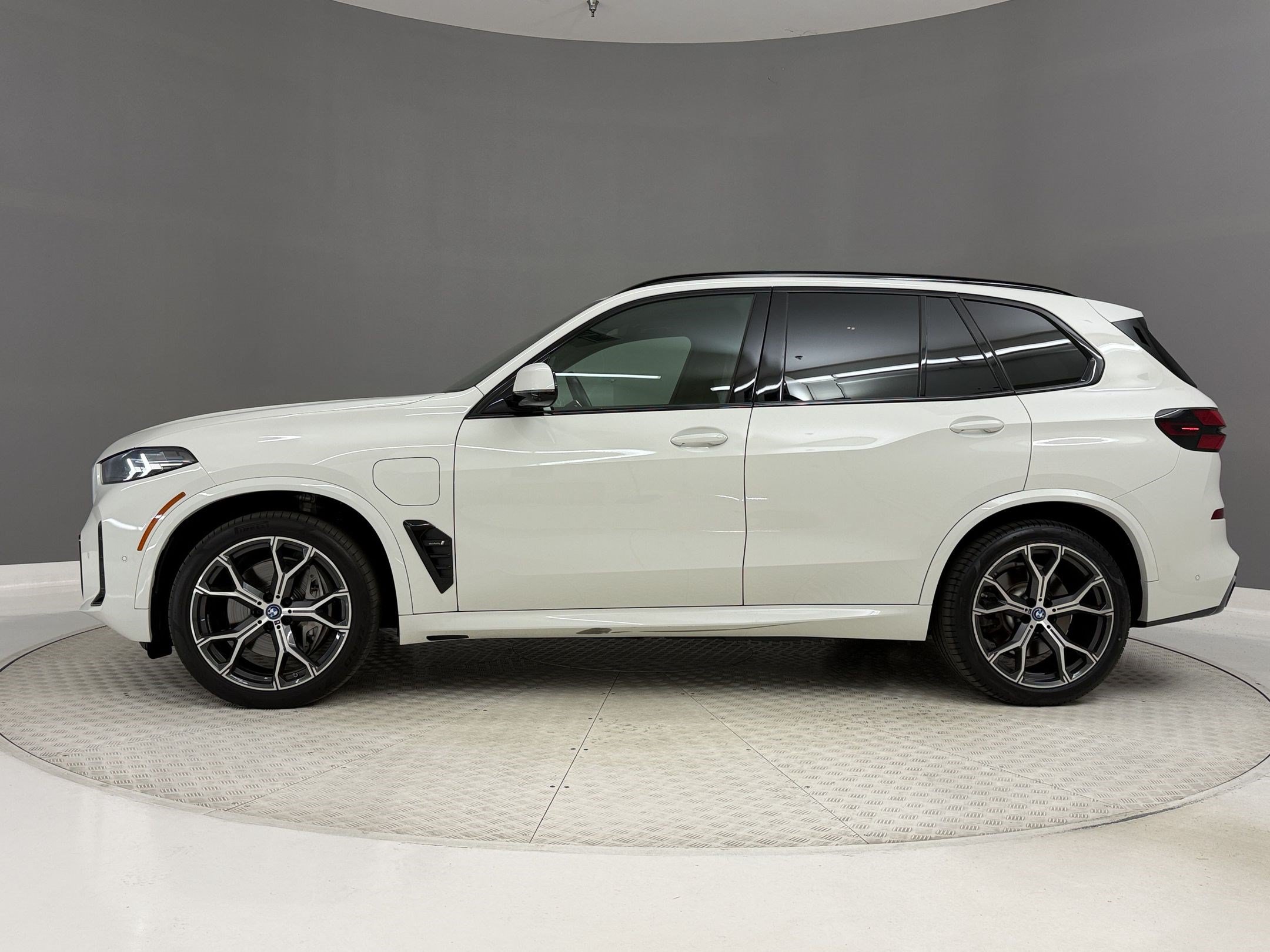 Used 2024 BMW X5 xDrive50e w/ M Sport Package AWD/4WD image 2