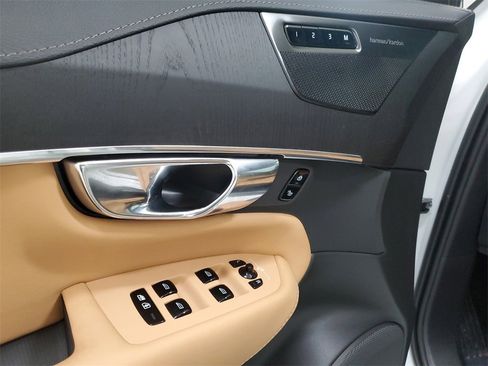 Used 2025 Volvo XC90 T8 Ultra w/ Protection Package Premier image 16