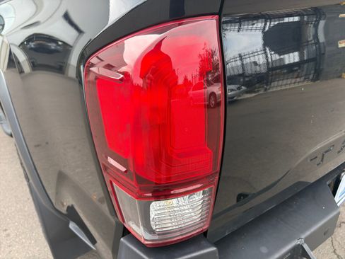 Used 2019 Toyota Tacoma TRD Off-Road w/ TRD Premium Off Road Package AWD/4WD image 27