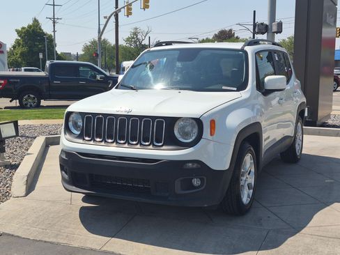 Used 2018 Jeep Renegade Latitude FWD image 9