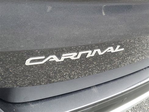 Used 2023 Kia Carnival LX image 29