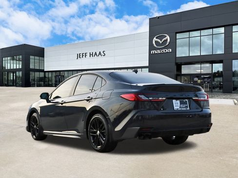 Used 2025 Toyota Camry SE w/ Convenience Package image 2