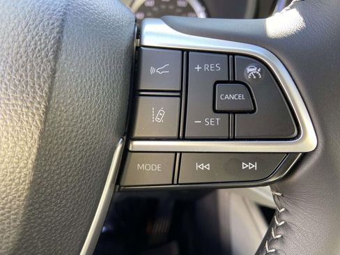 Used 2025 Toyota Highlander LE image 32