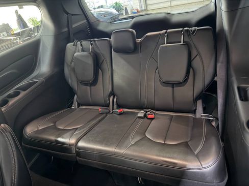 Used 2025 Chrysler Pacifica Select FWD image 13