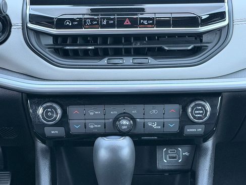Used 2025 Jeep Compass Limited AWD/4WD image 17
