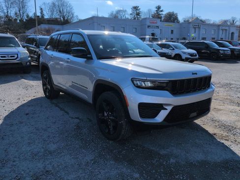 New 2025 Jeep Grand Cherokee Altitude AWD/4WD image 2