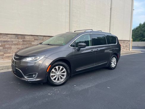 Used 2018 Chrysler Pacifica Touring-L w/ Advanced Safetytec Group image 3