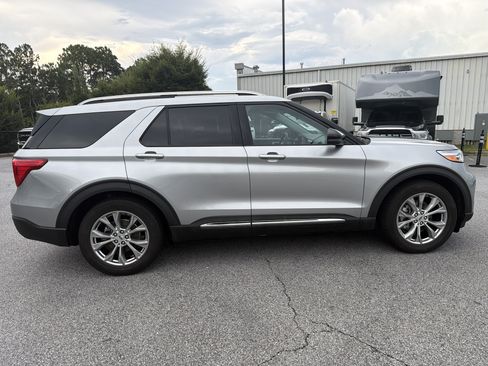 Used 2021 Ford Explorer Limited w/ Equipment Group 301A RWD image 9