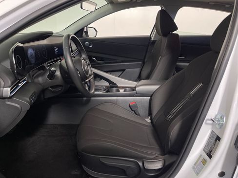 Certified 2025 Hyundai Elantra SEL FWD image 12