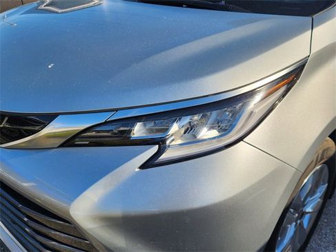 Used 2023 Toyota Sienna Limited image 5