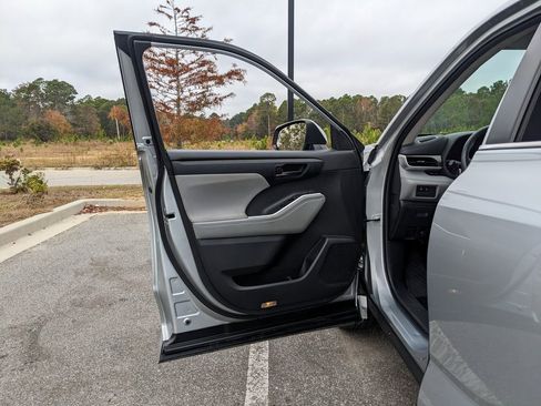 Used 2023 Toyota Highlander L image 51