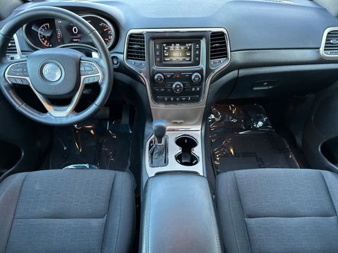 Used 2017 Jeep Grand Cherokee Laredo image 3