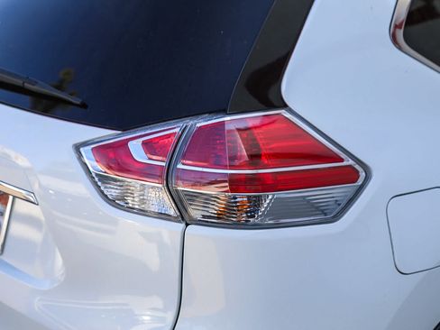 Used 2016 Nissan Rogue S w/ S Family Package FWD image 11
