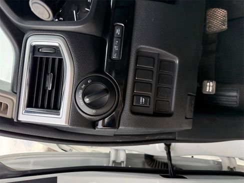 Used 2021 Nissan Titan SV image 19