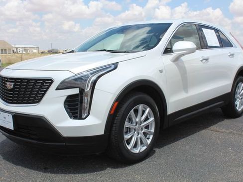 Used 2021 Cadillac XT4 Luxury w/ Cold Weather Package FWD image 9