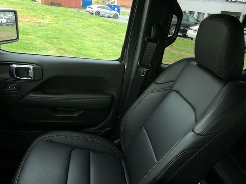 Used 2025 Jeep Gladiator Sport AWD/4WD image 30