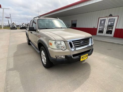 Used 2007 Ford Explorer Sport Trac XLT image 2