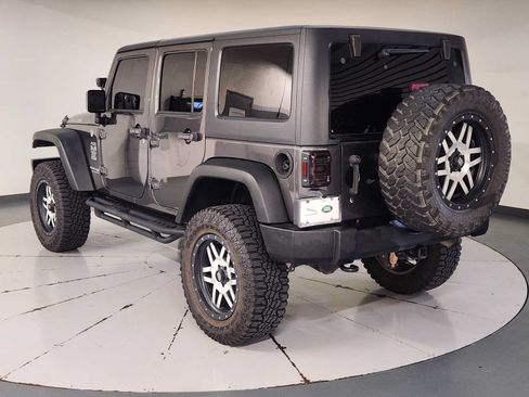 Used 2018 Jeep Wrangler Unlimited Rubicon w/ Connectivity Group AWD/4WD image 6