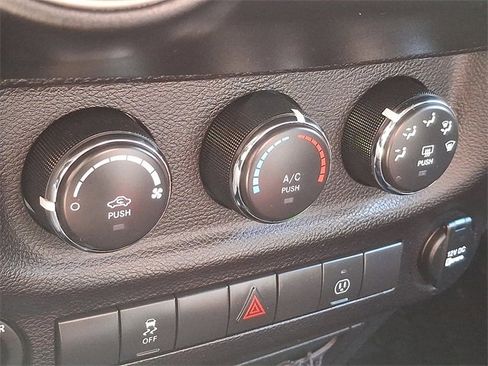 Used 2018 Jeep Wrangler Unlimited Sahara w/ Connectivity Group image 17