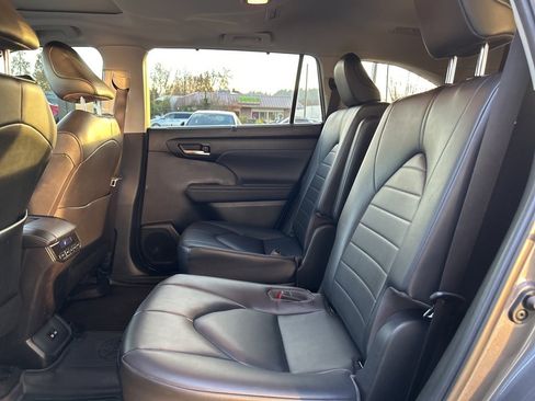 Used 2023 Toyota Highlander XLE image 11
