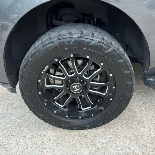 Used 2019 Ford Expedition XLT w/ Equipment Group 202A AWD/4WD image 14