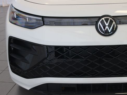 New 2026 Volkswagen Tiguan SE R-Line FWD image 10