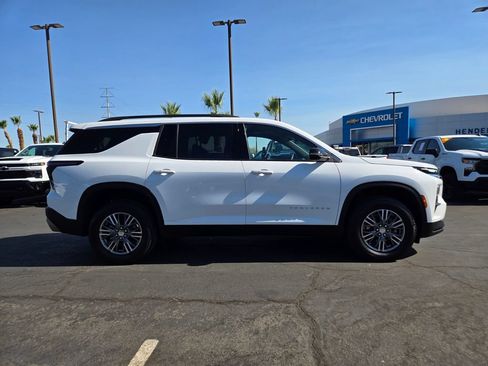 Used 2025 Chevrolet Traverse LT FWD image 7