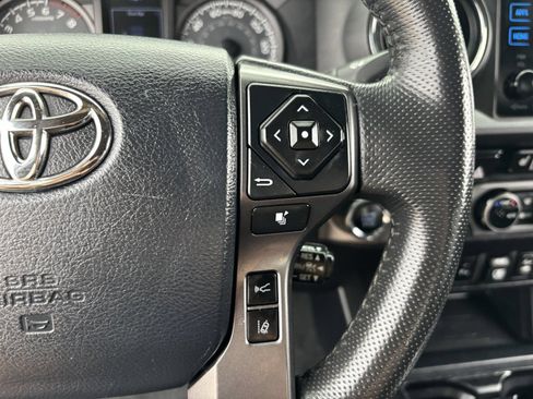 Used 2018 Toyota Tacoma TRD Off-Road AWD/4WD image 30