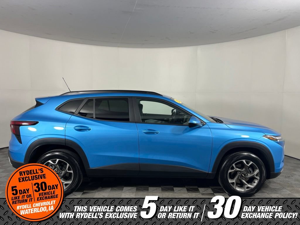 Used 2025 Chevrolet Trax LT w/ LT Convenience Package FWD image 2