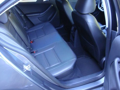 Used 2017 Volkswagen Jetta SE FWD image 13