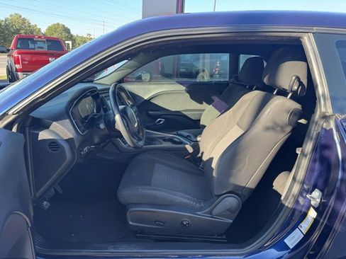 Used 2016 Dodge Challenger SXT w/ Driver Convenience Group image 15